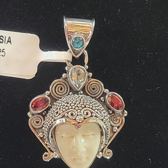 Bali hand carved bone & gem pendant - Picture 6 of 7